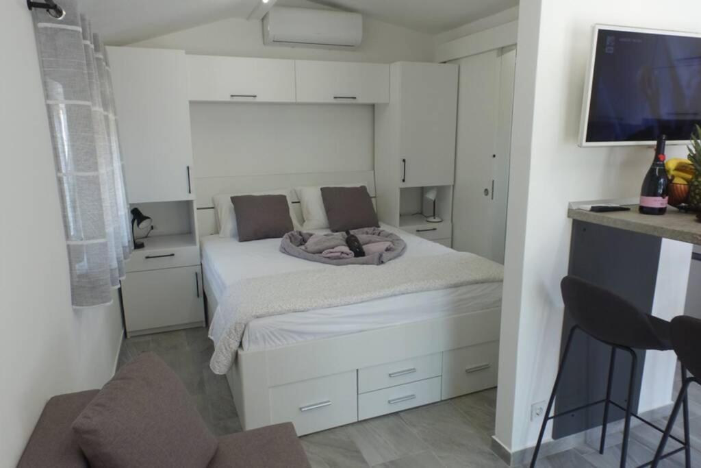 Apartment In Park Forest Soline Near The Sea Pjescana Uvala Extérieur photo