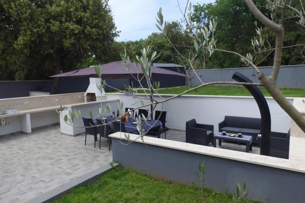 Apartment In Park Forest Soline Near The Sea Pjescana Uvala Extérieur photo